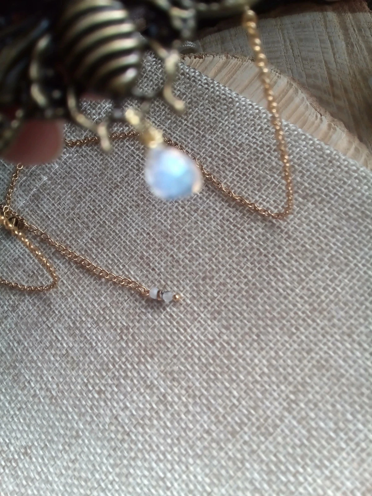 Collier abeille rétro vintage et pierre de lune à reflets bleutés – photo 5
